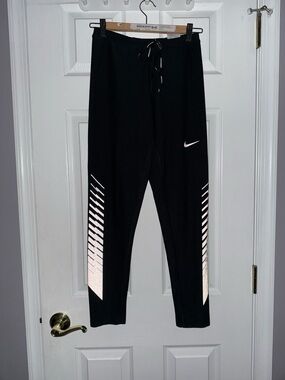 Nike Reflective Women’s Tights
Size Medium